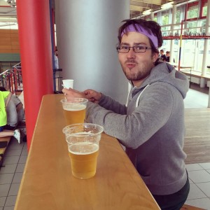 Stefan trinkt Bier aus Neuhaus beim Rennsteig Cup