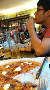 Beim Schloss: Stefan isst Pizza